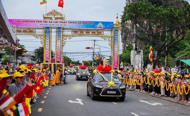 Dòng người xúc động chiêm bái xá lợi Đức Phật tại Đà Nẵng