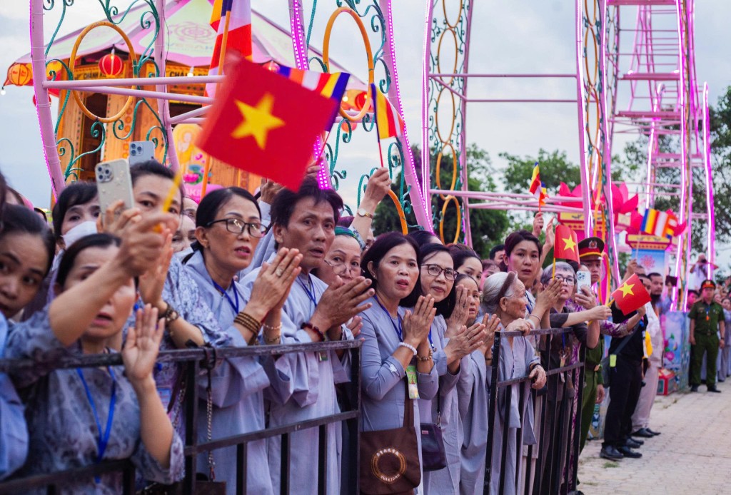 Mọi người đều di chuyển trật tự theo một hàng tới nơi tôn trí xá lợi Đức Phật, thành tâm chiêm bái xá lợi Đức Phật (Ảnh Đ.Minh)