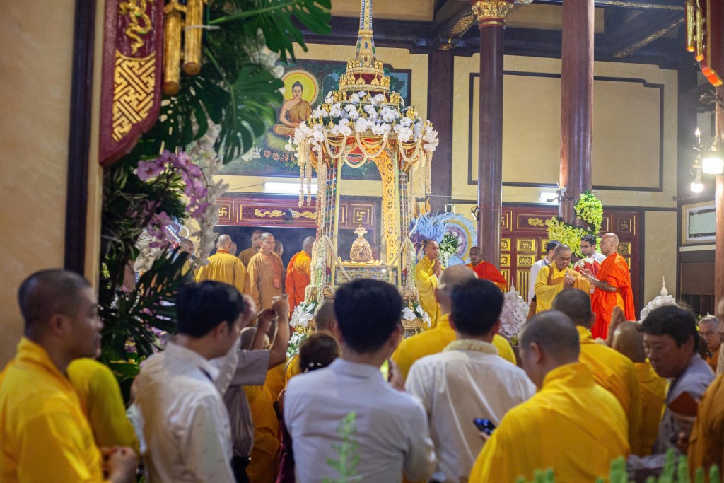 Người dân, phật tử thành tâm đảnh lễ khi được thấy xá lợi Đức Phật (Ảnh Út Vũ)