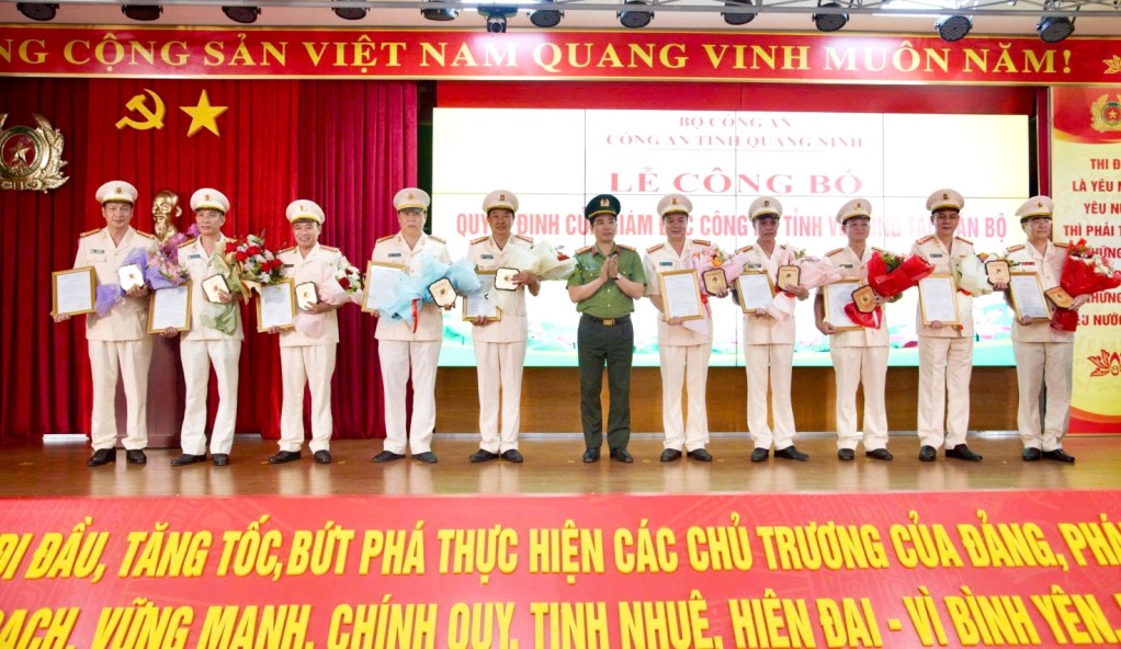 Đại tá Trần Văn Phúc trao các quyết định nghỉ hưu cho các lãnh đạo cấp phòng