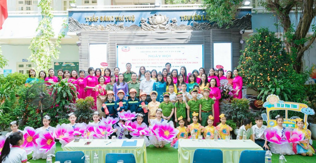 Thầy cô và các chuyên gia tổ chức hoạt động ngoại khóa trẻ em với an toàn giao thông tại trường Tiểu học Lê Văn Tám