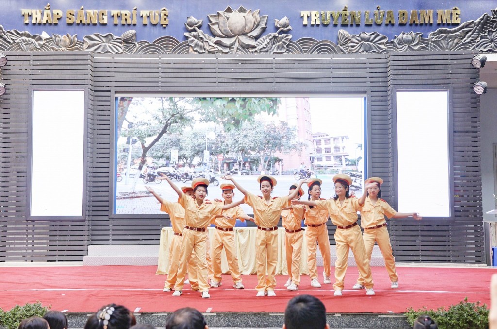 Tiểu phẩm về an toàn giao thông của các học sinh trường Tiểu học Lê Văn Tám