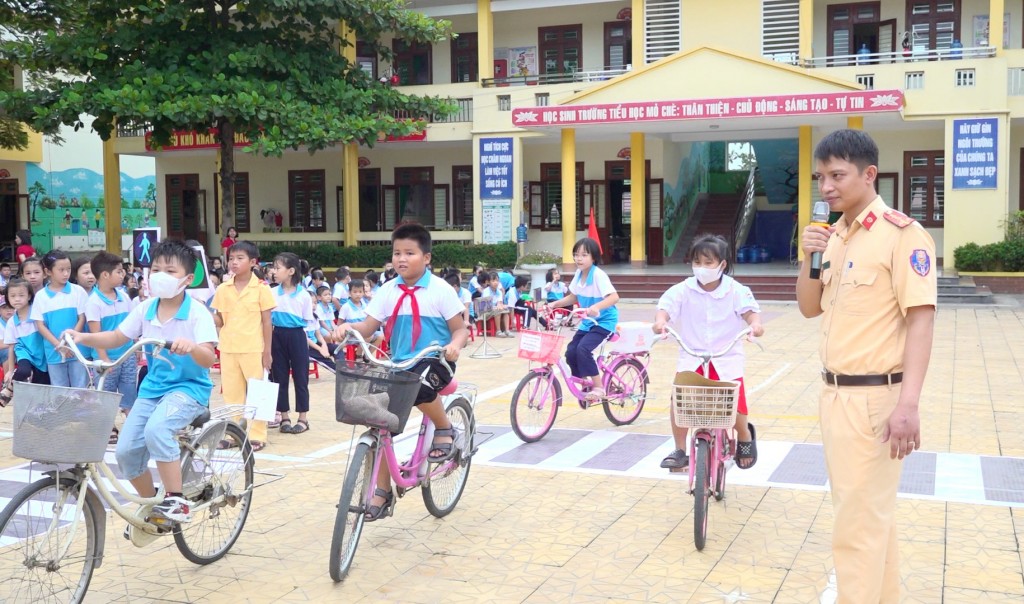 Cảnh sát giao thông tập huấn cho các em học sinh