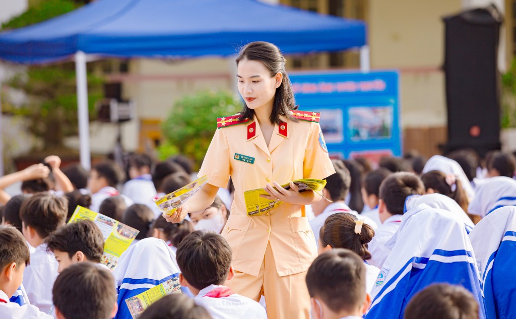Chiến sĩ Cảnh sát giao thông tuyên truyền về an toàn giao thông cho học sinh