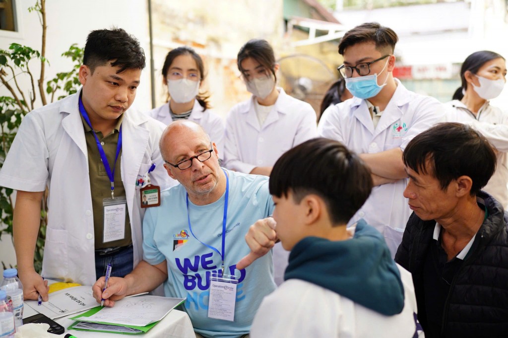 Bệnh viện Hữu nghị Việt Nam - Cu Ba phối hợp Tổ chức Operation Smile triển khai chương trình phẫu thuật nụ cười cho gần các trẻ em bị khe hở môi, vòm miệng