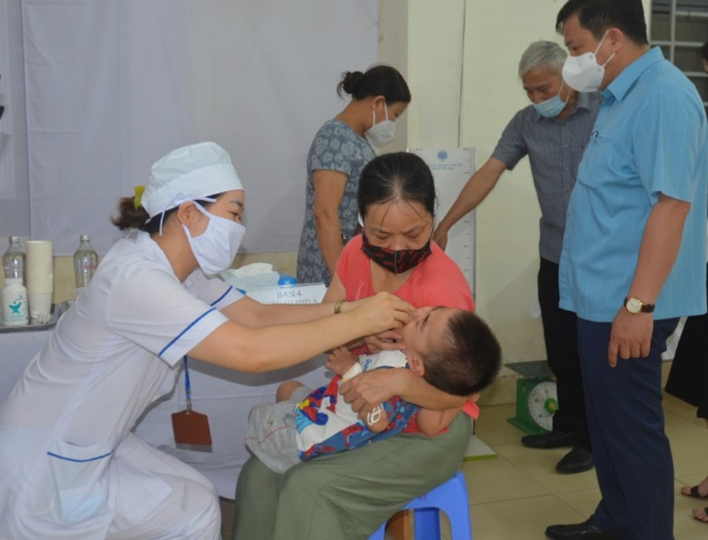 : Cho trẻ trong độ tuổi uống vitamin A mỗi năm 2 lần theo hướng dẫn tại các trạm y tế xã, phường