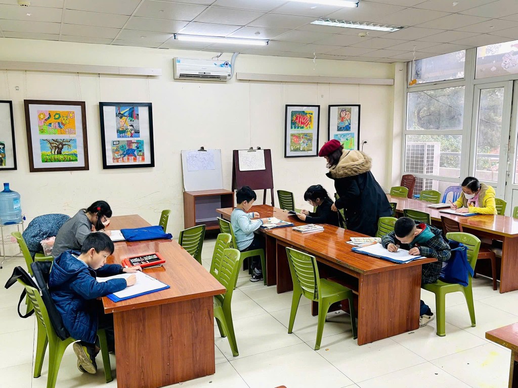 Mỗi bạn nhỏ đều thỏa sức sáng tạo mỹ thuật dưới sự hướng dẫn của cô giáo