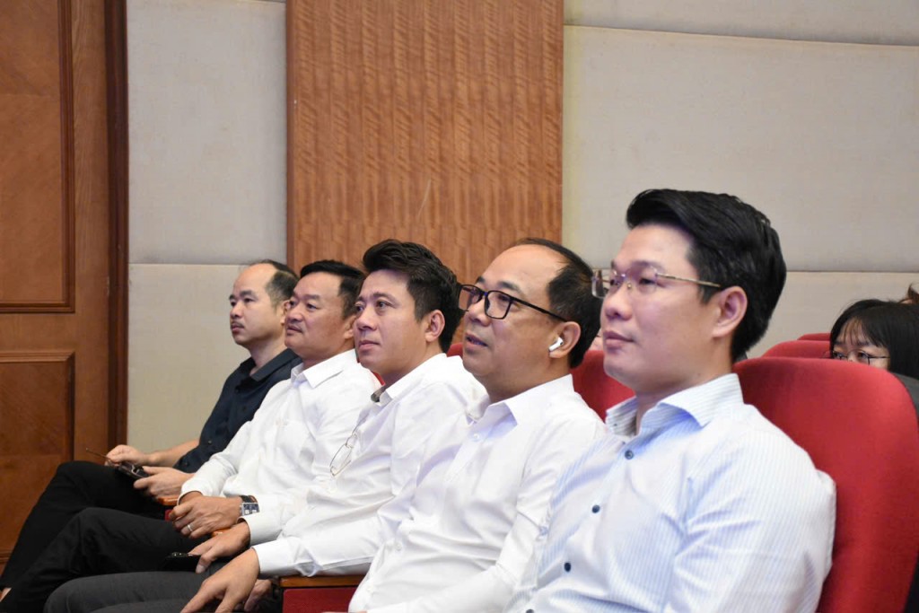 Nhà báo Nguyễn Mạnh Hưng, Tổng Biên tập Báo Tuổi trẻ Thủ đô (thứ 2 từ phải sang) cùng các đại biểu tham dự sự kiện