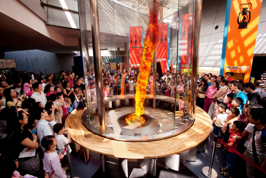 Trẻ em tham quan trải nghiệm tại trung tâm khoa học Singapore (Singapore Science Centre)