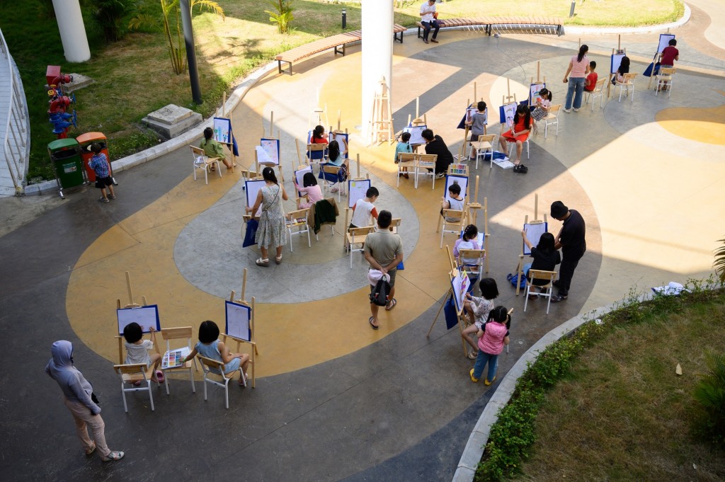 Các em nhỏ vẽ tranh tại Cung Thiếu nhi Hà Nội