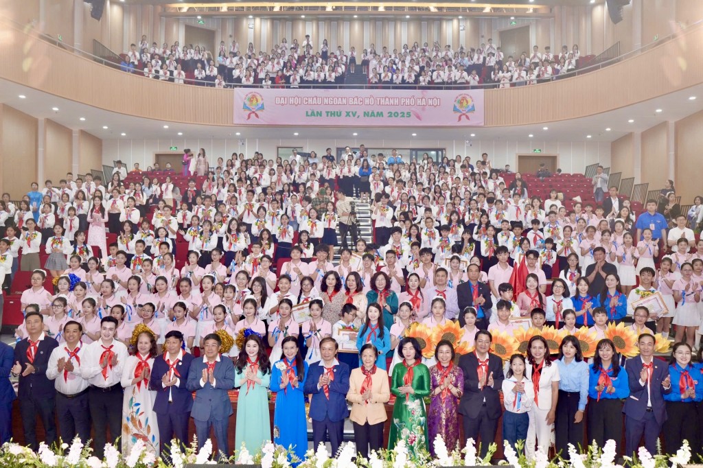 : Các đồng chí lãnh đạo cùng đội viên, thiếu niên, nhi đồng Thủ đô tại Đại hội Cháu ngoan Bác Hồ TP Hà Nội lần thứ XV, năm 2025