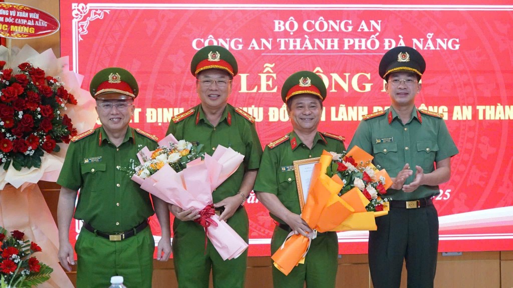 Đại tá Nguyễn Đại Đồng, Phó Giám đốc phụ trách Công an TP Đà Nẵng trao hoa và quyết định cho 2 đồng chí Phó Giám đốc Công an TP Đà Nẵng nghỉ công tác, hưởng chế độ (Ảnh CA)
