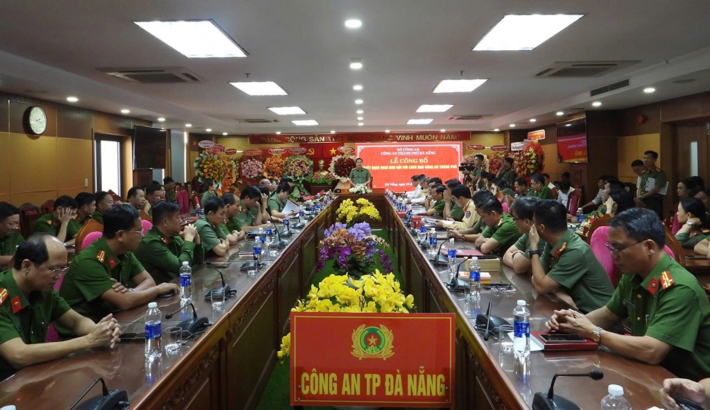Công an TP Đà Nẵng tổ chức công bố quyết định của Bộ trưởng Bộ Công an về việc nghỉ công tác, hưởng chế độ hưu trí (Ảnh CA)
