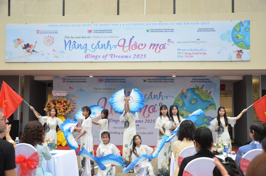 Tiết mục văn nghệ do các em thiếu nhi biểu diễn (Ảnh Đ.Minh) Tiết mục văn nghệ do các em thiếu nhi biểu diễn (Ảnh Đ.Minh)