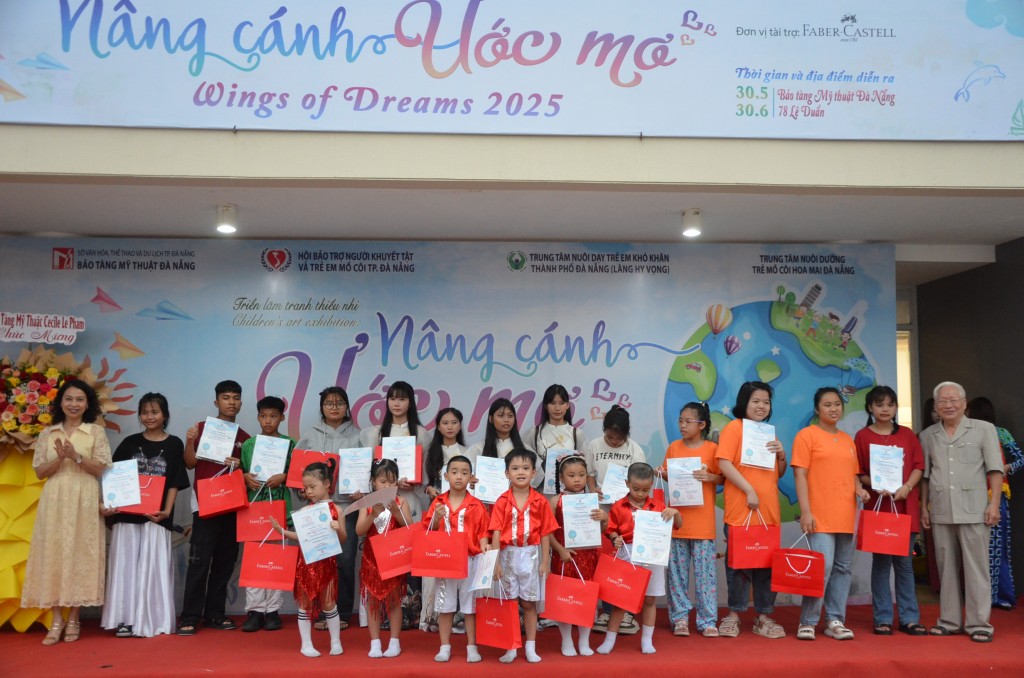 Ban Tổ chức trao chứng nhận và quà cho các em thiếu nhi khó khăn, khuyết tật có tranh trưng bày tại triển lãm (Ảnh Đ.Minh) Ban Tổ chức trao chứng nhận và quà cho các em thiếu nhi khó khăn, khuyết tật có tranh trưng bày tại triển lãm (Ảnh Đ.Minh)