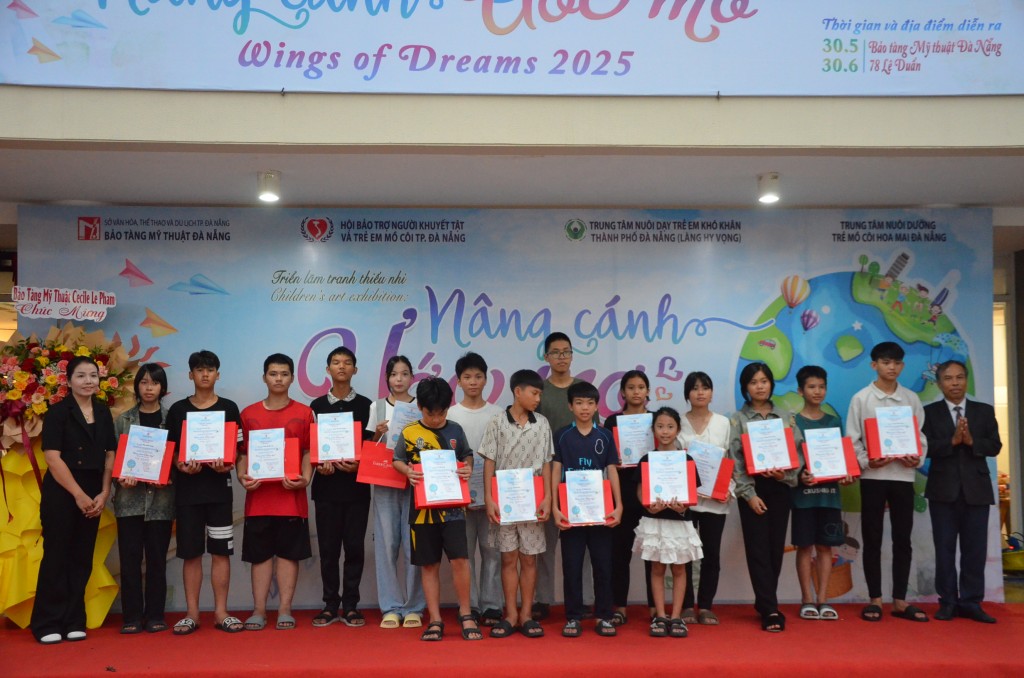 Với mong muốn trở thành nhịp cầu kết nối những trái tim, Triển lãm không chỉ lan tỏa tình yêu nghệ thuật mà truyền đi thông điệp sâu sắc về lòng nhân ái, sự đồng hành và trách nhiệm của xã hội đối với trẻ em kém may mắn (Ảnh Đ.Minh) Với mong muốn trở thành nhịp cầu kết nối những trái tim, Triển lãm không chỉ lan tỏa tình yêu nghệ thuật mà truyền đi thông điệp sâu sắc về lòng nhân ái, sự đồng hành và trách nhiệm của xã hội đối với trẻ em kém may mắn (Ảnh Đ.Minh)