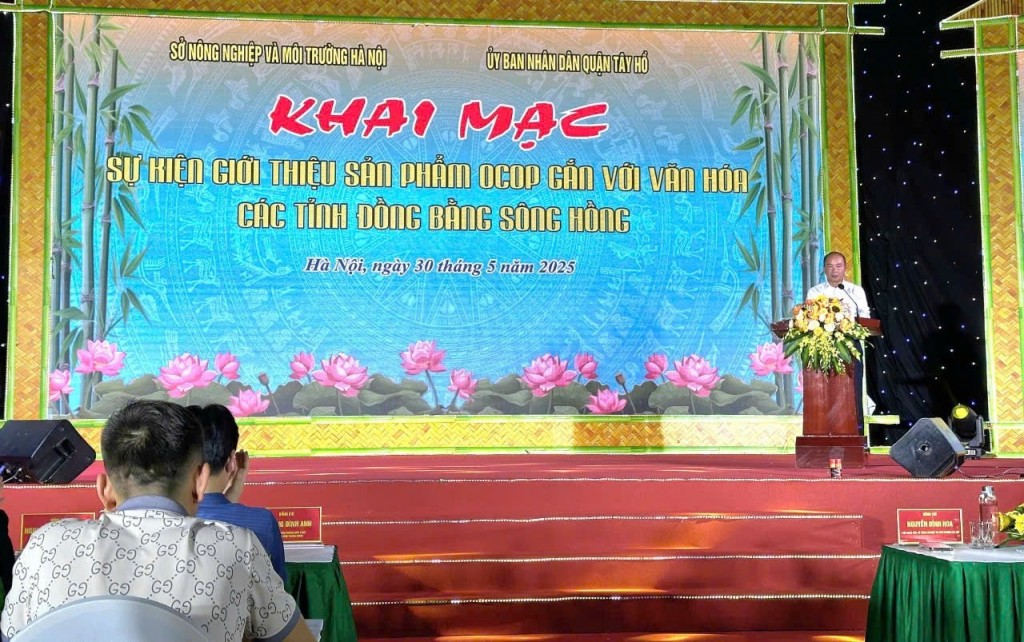 Phó Giám đốc Sở Nông nghiệp và Môi trường Hà Nội Nguyễn Đình Hoa phát biểu tại sự kiện. Ảnh: Minh Phú