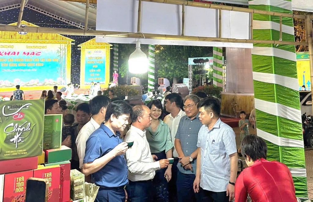 Các đại biểu tham quan gian hàng, trải nghiệm sản phẩm trà. Ảnh: Minh Phú Sau lễ cắt băng khai mạc sự kiện, các đại biểu, người dân và d