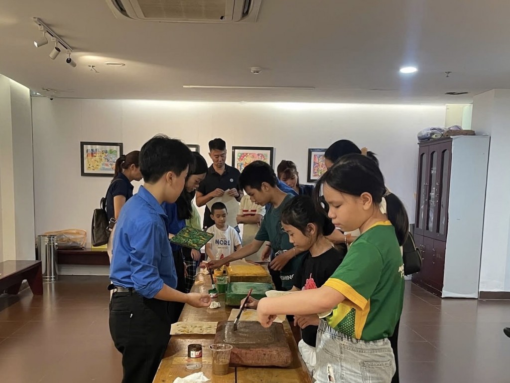 Các em thiếu nhi tham gia trải nghiệm in tranh dân gian Đông Hồ, in tranh đồ họa màu bột, nặn đất sét Các em thiếu nhi tham gia trải nghiệm in tranh dân gian Đông Hồ, in tranh đồ họa màu bột, nặn đất sét