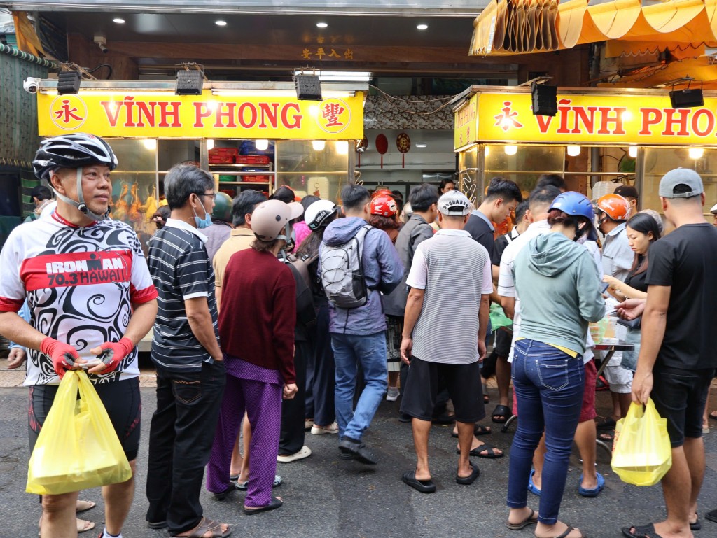 Ghi nhận của phóng viên, sáng sớm 31/5, các cửa hàng nổi tiếng trên đường Bùi Hữu Nghĩa, Phan Văn Trị, quận 5, hàng dài người xếp hàng chờ mua vịt quay.