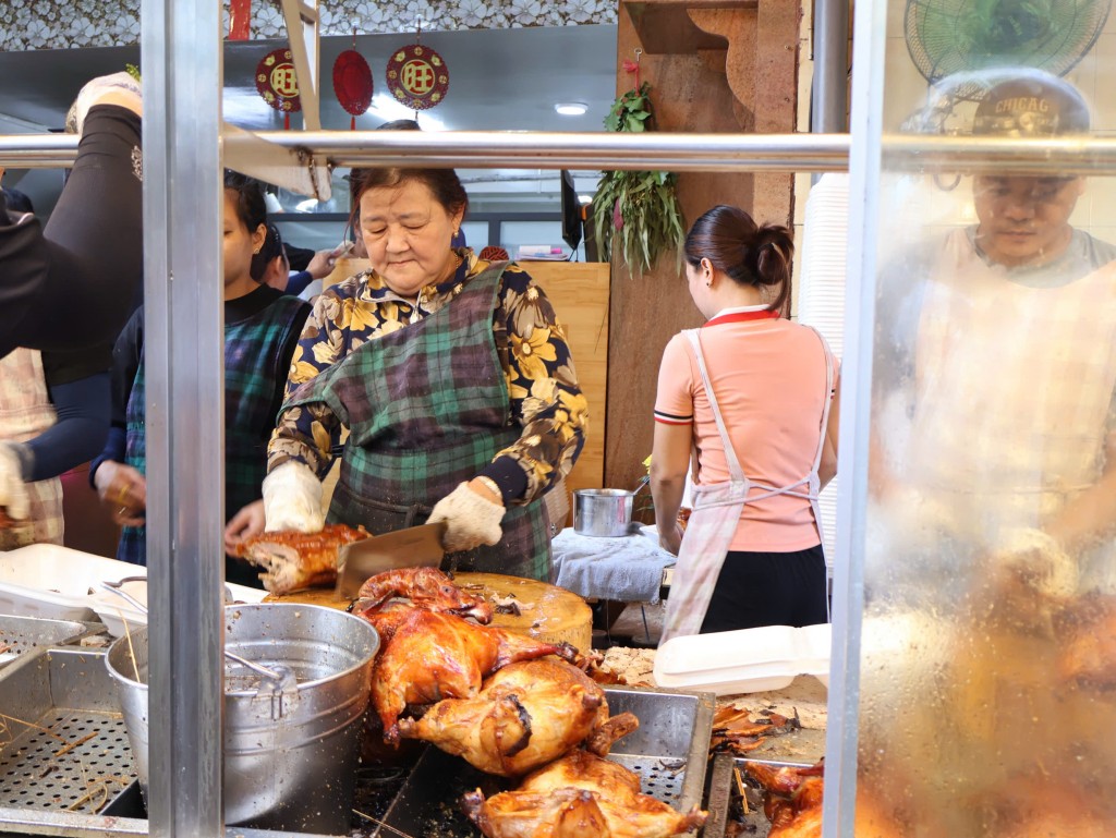Người dân xếp hàng mua bánh ú, vịt quay dịp Tết Đoan ngọ