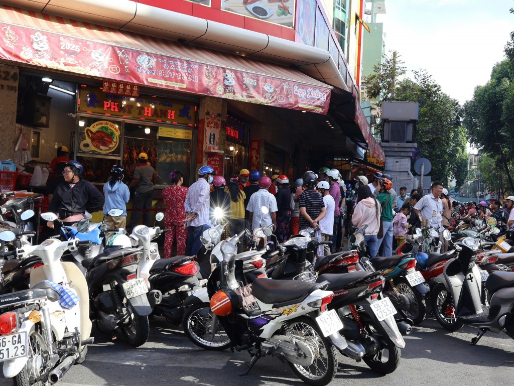 Khách vây kín tại một cửa hàng vịt quay ở Quận 5