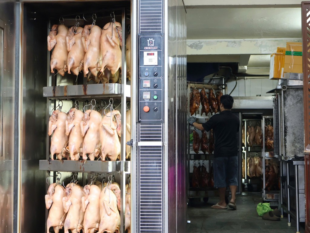 Người dân xếp hàng mua bánh ú, vịt quay dịp Tết Đoan ngọ