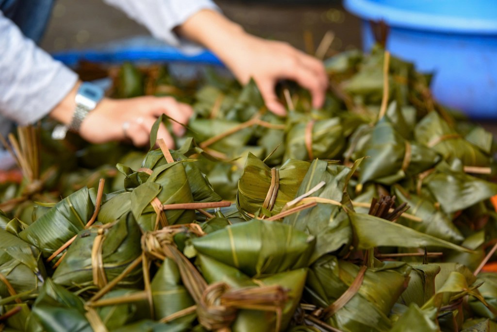 Hàng dài người dân xếp hàng mua bánh ú, vịt quay dịp Tết Đoan Ngọ