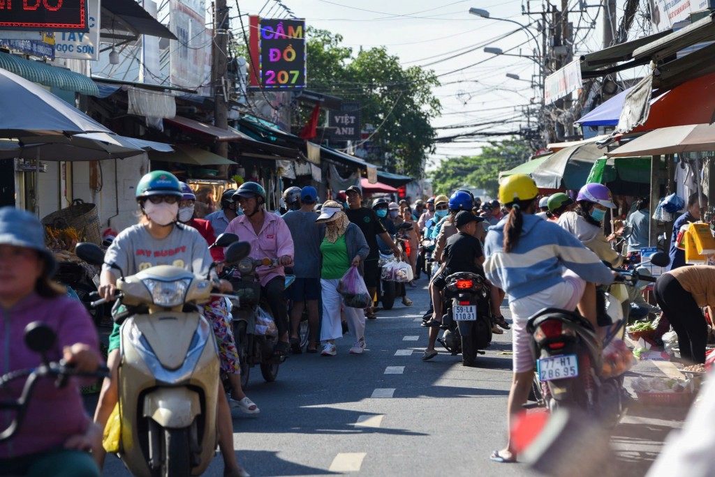 Không chỉ trong các con hẻm mà ngoài đường Phạm Thế Hiển, quận 8, cảnh mua bán cũng diễn ra nhộn nhịp, người dân đến đây không chỉ mua bánh ú tro mà còn mua thịt quay, trái cây, hoa… về thắp nhang cầu mong một cuộc sống ấm no, hạnh phúc.