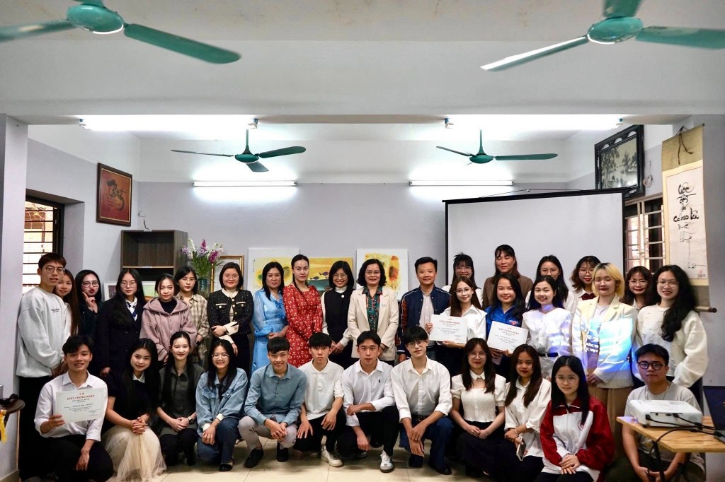 TS Đỗ Thị Thu Thủy và các em sinh viên Khoa Viết văn - Báo chí, Trường Đại học Văn hóa Hà Nội
