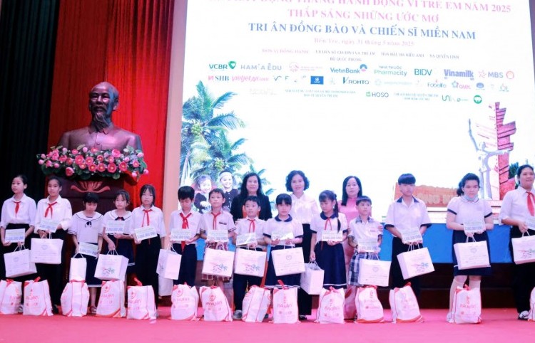 Trao học bổng, xe đạp, nhà tình thương thắp sáng ước mơ trẻ em