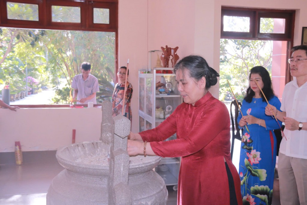 Bà Nguyễn Thị Thanh Hòa, nguyên Ủy viên TW Đảng, nguyên Chủ tịch Hội LHPN Việt Nam, Chủ tịch Hội Bảo vệ quyền trẻ em Việt Nam, thắp hương tri ân các liệt sĩ tại tỉnh Bến Tre
