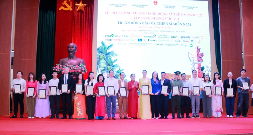 Trung ương Hội Bảo vệ Quyền Trẻ em Việt Nam trao giấy vinh danh cho các công ty, doanh nghiệp, cá nhân đã đồng hành cùng chương trình.