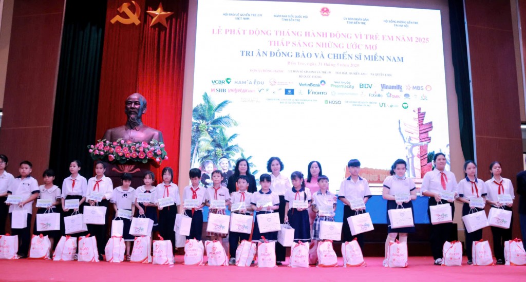 Hàng trăm em nhỏ thuộc gia đình chính sách, người có công được nhận quà và học bổng nhân dịp Tết Thiếu nhi 