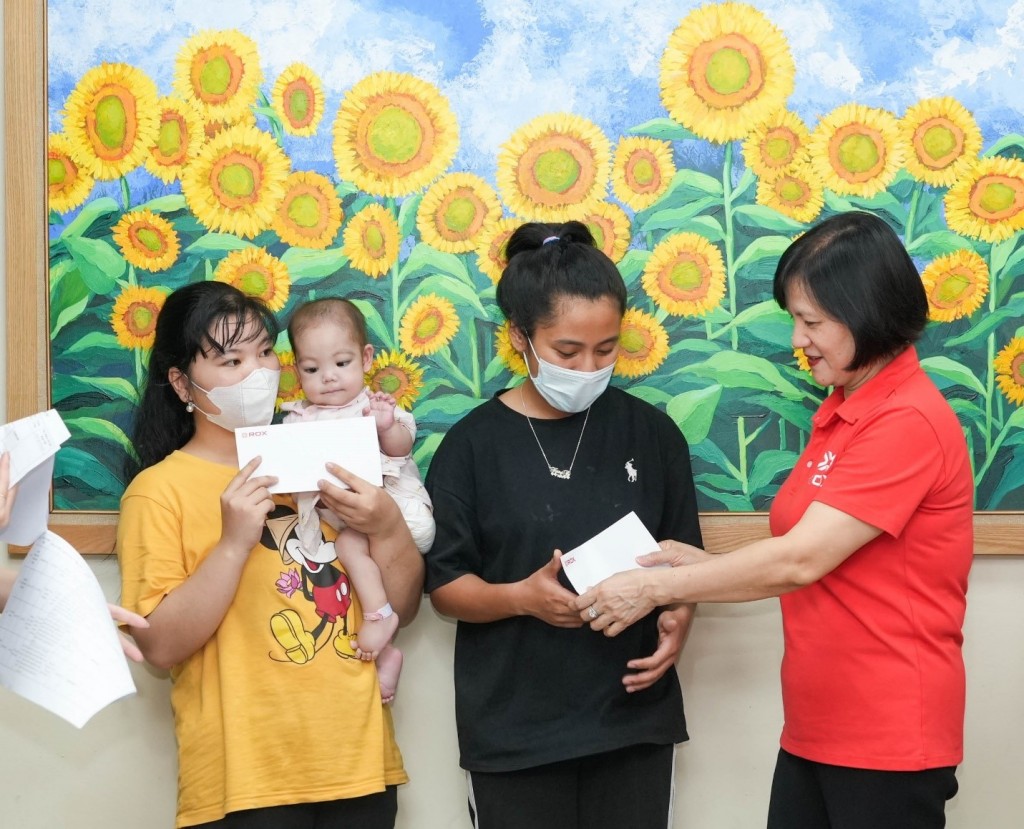 ROX Share tặng quà 1/6 cho bệnh nhi khó khăn