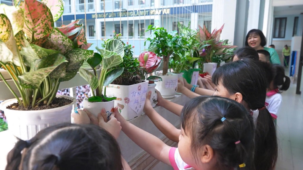 Học sinh trường Tiểu học Lê Văn Tám hào hứng trồng cây xanh trong khuôn viên trường, gieo mầm cho tương lai bền vững