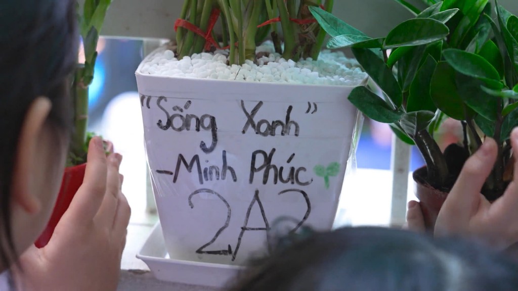 Học sinh chăm sóc khu vườn trường – nơi học tập và trải nghiệm ý thức bảo vệ môi trường hàng ngày