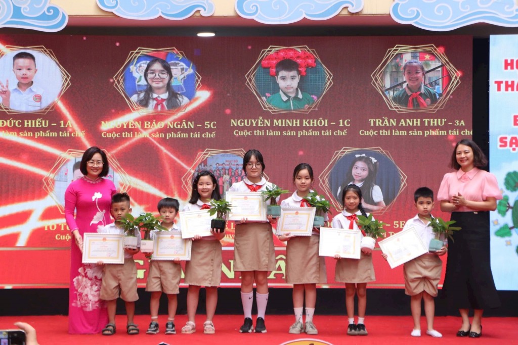 Trường Tiểu học Trần Nhật Duật khen thưởng học sinh đoạt giải cuộc thi làm sản phẩm tái chế