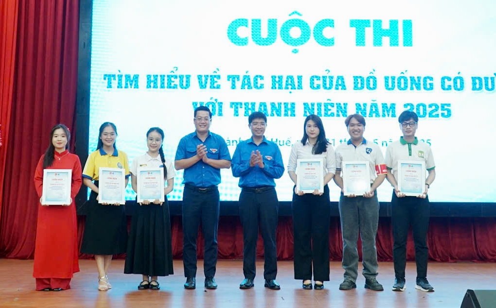 Ban tổ chức trao chứng nhận cho các đội thi. Ảnh: Hoàng Chi