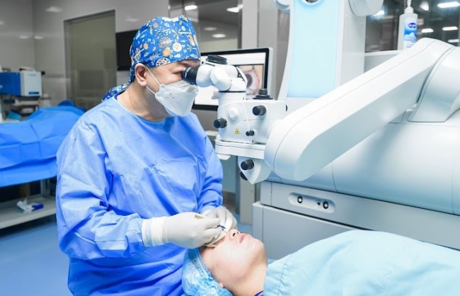 Bước tiến mới trong điều trị tật khúc xạ tại Việt Nam