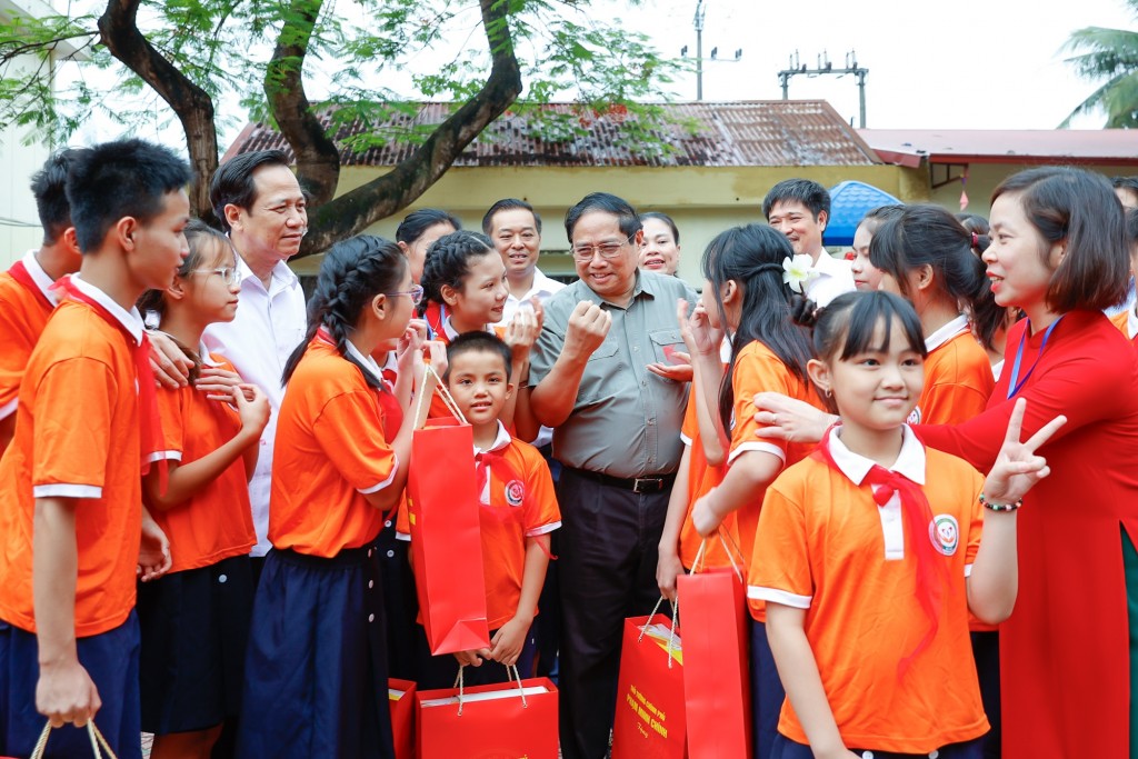 Thủ tướng Phạm Minh Chính cùng các em học sinh đang theo học tại Trung tâm Nuôi dưỡng trẻ khuyết tật Hà Nội