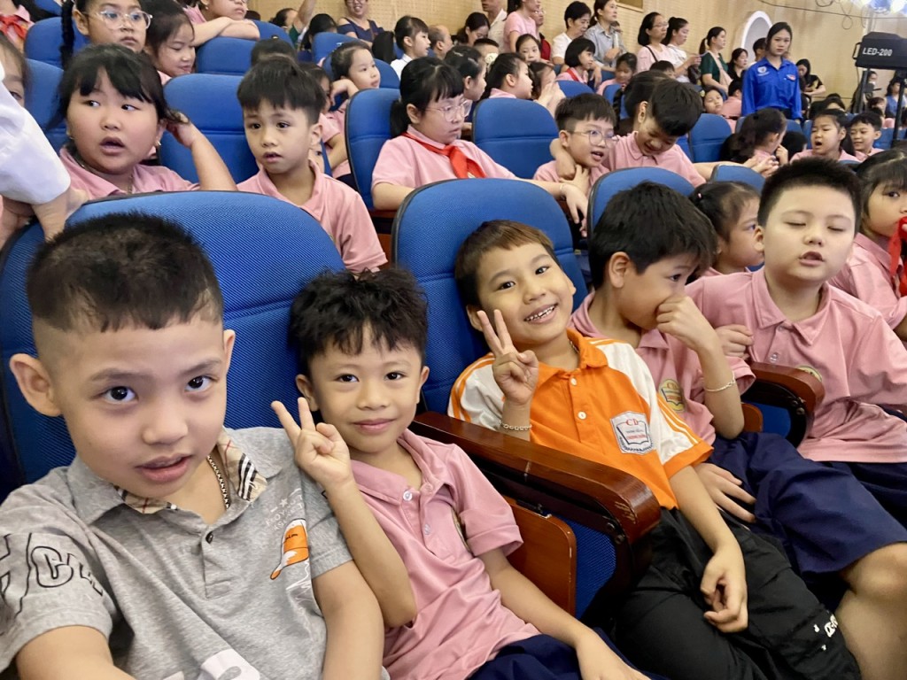 Các em nhỏ hào hứng tại Cung Thiếu nhi Hà Nội