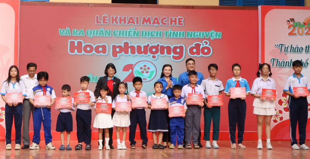 Các đại biểu tặng quà cho các em thiếu nhi có hoàn cảnh khó khăn