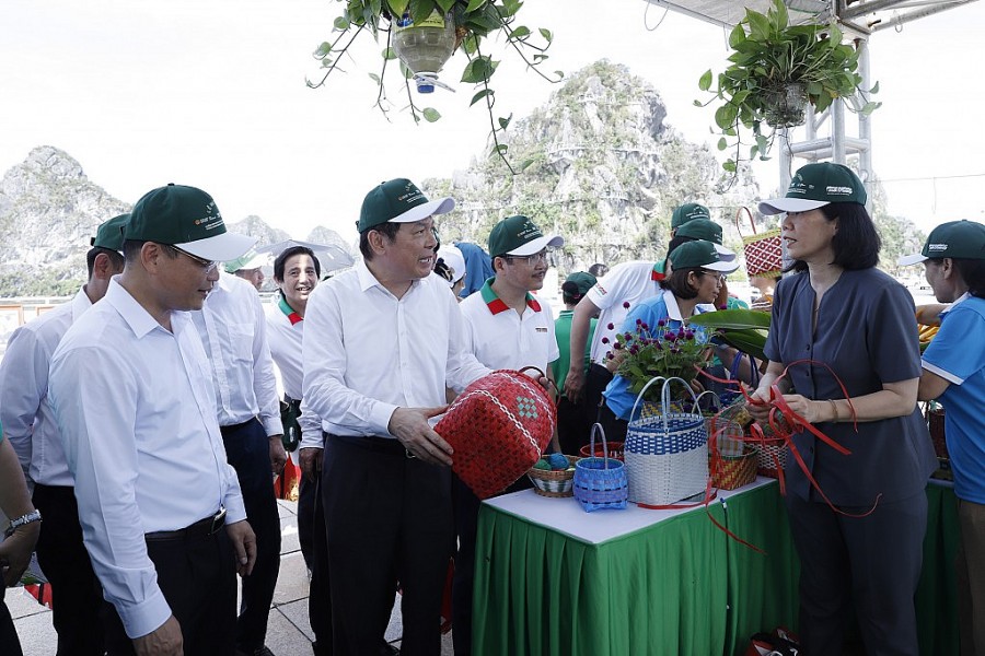 Thứ trưởng Lê Công Thành cùng các Đại biểu tham quan gian trưng bày mô hình tái chế rác thải nhựa