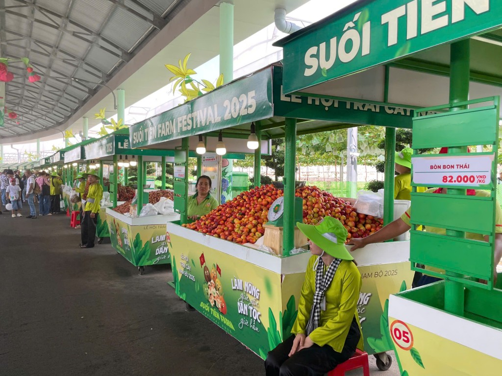 Khu chợ trái cây đặc sản, quy tụ hàng trăm loại trái cây tươi ngon của Việt Nam, được bán với mức giá ưu đãi, thấp hơn thị trường từ 20% đến 30%. Khu chợ trái cây đặc sản, quy tụ hàng trăm loại trái cây tươi ngon của Việt Nam, được bán với mức giá ưu đãi, thấp hơn thị trường từ 20% đến 30%.