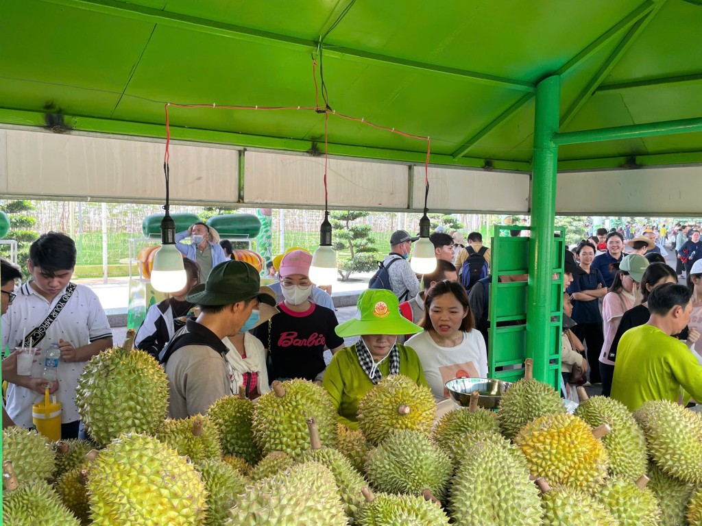 Gian hàng sầu riêng được đông đảo người dân ghé thăm bởi mức giá bán ưu đãi, từ 55.000 - 65.000/kg Gian hàng sầu riêng được đông đảo người dân ghé thăm bởi mức giá bán ưu đãi, từ 55.000 - 65.000/kg