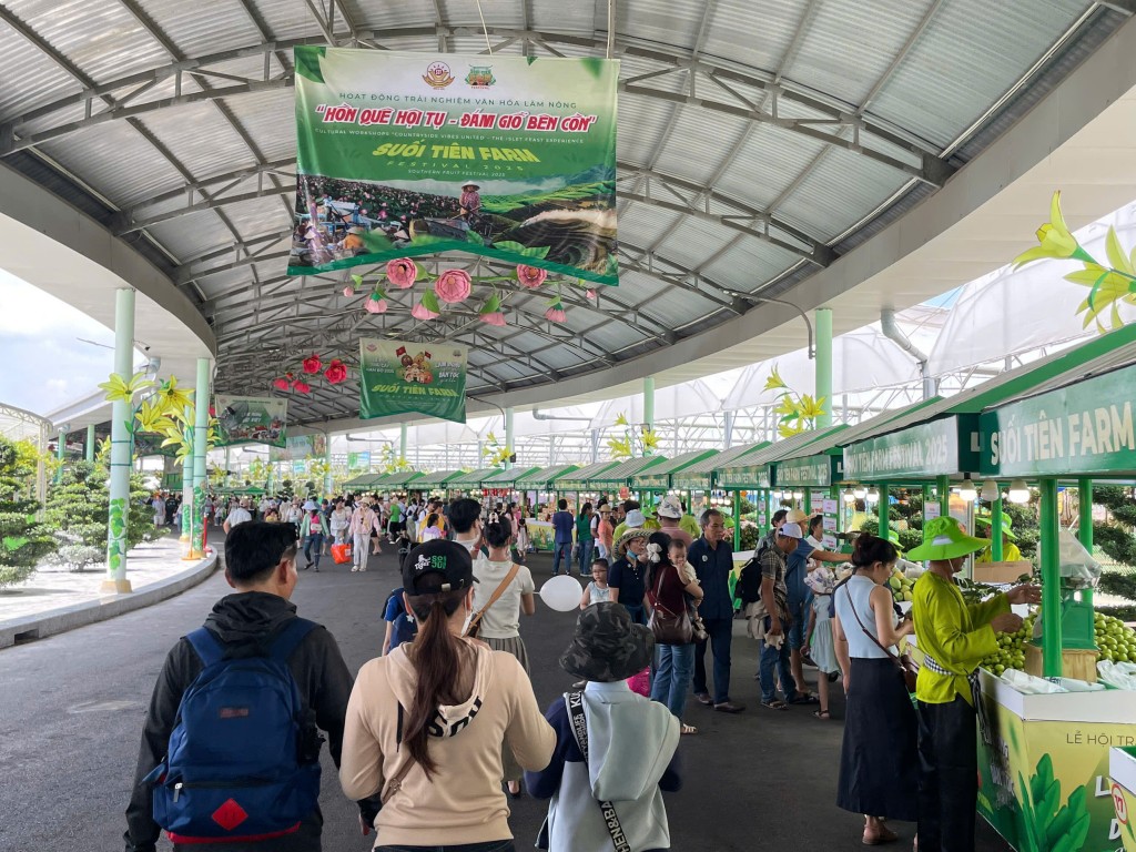 Khu chợ trái cây đặc sản, quy tụ hàng trăm loại trái cây tươi ngon của Việt Nam, được bán với mức giá ưu đãi, thấp hơn thị trường từ 20% đến 30%.