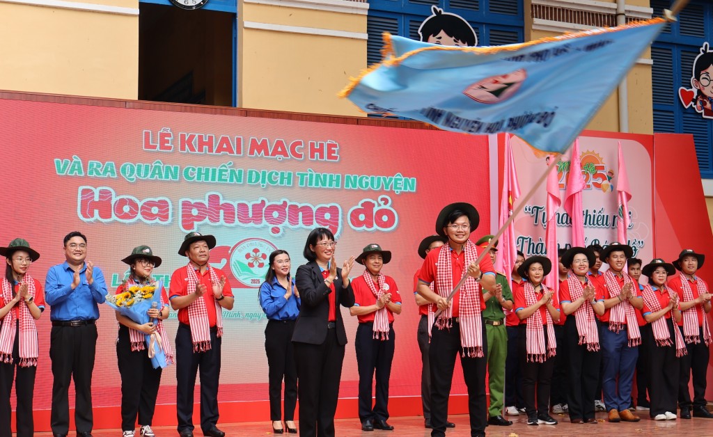 Đại biểu, lãnh đạo và các đội hình chỉ huy thực hiện nghi thức khởi động chiến dịch tình nguyện Hoa phượng đỏ