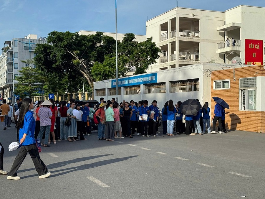 Các trường cũng bố trí lực lượng đoàn viên, thanh niên tình nguyện túc trực để giúp đỡ, hướng dẫn các sĩ tử trong quá trình đến các điểm thi.