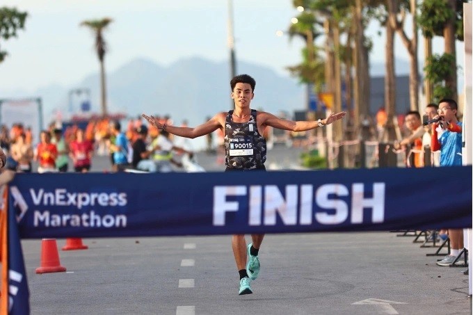 Anh Khôi không có đối thủ trên đường chạy 42km nam. Anh Khôi không có đối thủ trên đường chạy 42km nam.